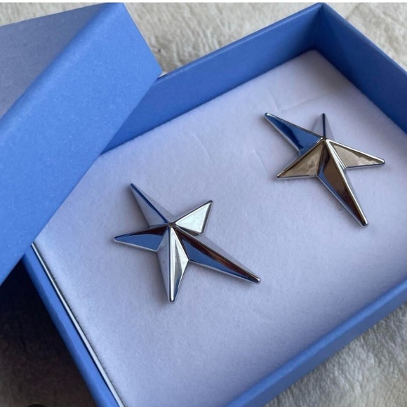 ❌SOLD❌MUGLER X H&M LIMITED EDITION Star-shaped Clip Earring Silver-colored NEW - Picture 1 of 15